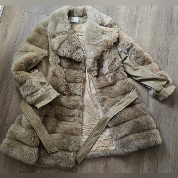 Unique Vintage Jackets & Blazers - Vintage Fingerhut Fashion Faux Fur Tan Coat